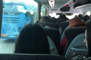 Viajeros del Talgo subidos en un autobús.