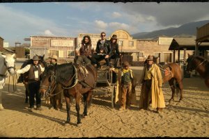 David Bisbal, con los especialistas del Mini Hollywood de Tabernas.