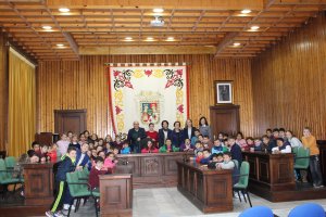 Niños, docentes y autoridades locales durante su visita.