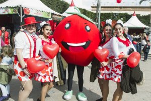 Los asistentes al evento junto a Tomatal, la mascota del tomate almeriense.