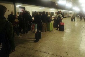 Trasbordo en Linares-Baeza, ayer tarde.