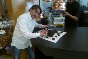 El Chef almeriense Tony García ha preparado una joya de la naturaleza, la trufa negra gigante de los montes de Ohanes.