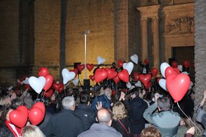 Suelta de globos que los enamorados realizaron en el concierto de Los Vinilos en la Plaza de la Catedral.