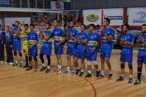 Los equipos saludando a la afición.