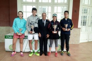 Los campeones con el presidente provincial.
