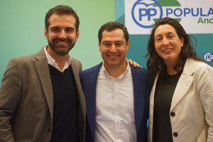 Fernández-Pacheco, esta mañana, junto a Juanma Moreno y Loles López.