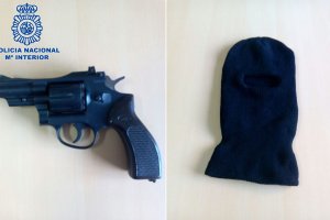 En la imagen, el arma simulada y uno de los pasamontañas utilizados por los delincuentes que la Policía halló en el registro de sus viviendas.