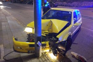El coche del menor infractor colisionó finalmente contra una farola.