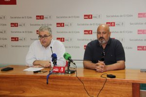 En la imagen, Tomás Elorrieta y Juanjo Callejón, concejales del PSOE en El Ejido.