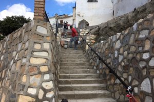 Trabajos en las escaleras de acceso a la calle Cruces.