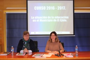 Inés Blasco, jefa de la Unidad de Educación del ayuntamiento y Julia Ibáñez, concejala de Cultura, ayer en rueda de prensa.