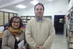 La concejala socialista Ángeles Carvajal con el bibliotecario de San Agustín.