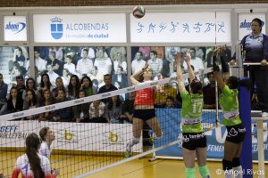 Susana Trigo dirigiendo en la Superliga Femenina.