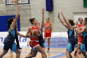 La jugadora entrando a canasta.