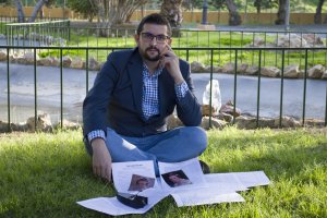 Félix Ruiz junto a las partituras de sus pasodobles dedicados a las falleras de Sagunto.