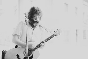 José Bolívar, voz y guitarra de Enrique Octavo. (Foto: Rodrigojorda.com)