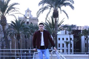 Diego Crespo Arcos muestra Almería desde la privilegiada azotea del Hotel Catedral.