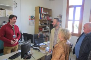 El delegado de Economía, Innovación, Ciencia y Empleo junto a la concejal de Empleo y Mujer de Vícar y uno de los trabajadores contratados con los pl