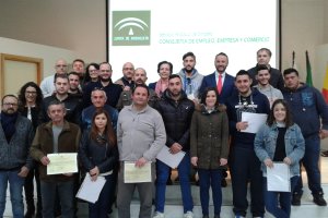 Alumnos de la Escuela del Mármol de Andalucía tras recibir los diplomas ayer.