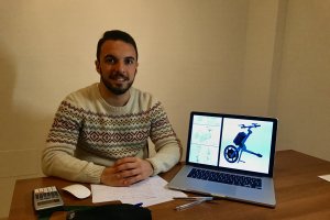 El albojense Antonio Molina junto al proyecto ganador.