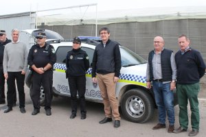 Manuel Cortés, con agentes de la Patrulla de Control Rural en la presentación del nuevo vehículo.