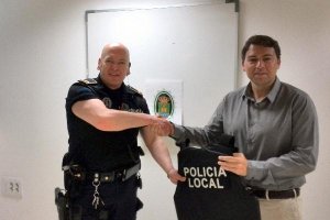 Marco Muñoz con un agente en la entrega de chalecos antibala a los policías locales de El Ejido, en 2015.