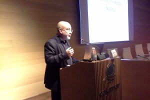 El pediatra José María Paricio en su intervención en las jornadas sobre el apego.