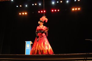 La Dios Momo del Carnaval de Almería, Conchita Pérez, durante su pregón del Carnaval de Almería, en el Auditorio Maestro Padilla.