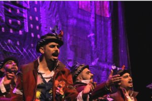 Fran, Mochi Jr; y su tío, Antonio José Martínez, subdirector y director de la Comparsa, respectivamente, en el Teatro Cervantes de Málaga.