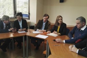 Hernando, en el centro, ayer en una reunión en Almería.