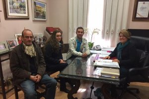 La alcaldesa de Gádor en la firma del acuerdo.