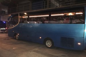 El autobús que utiliza el Almería en Tenerife en el momento de abandonar el estadio.