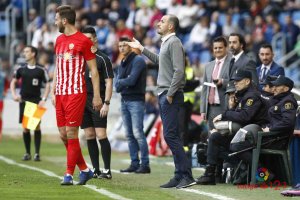 Soriano lo intenta pero no le llega.