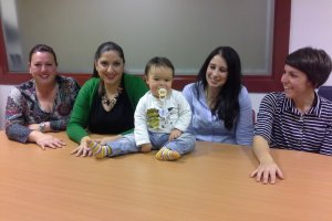 Carmen Mª Morales, Mª José Torres, Belén Crespo, Elena Rubí y el pequeño Uriel.