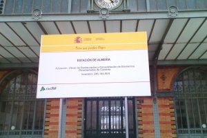 Cartel en la vieja estación.