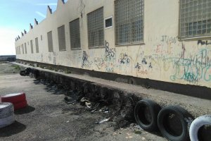 Neumáticos  quemados en actos de vandalismo.