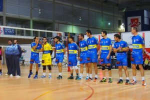 Los equipos saludando en la pista.