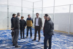 El alcalde cortó la cinta.