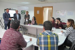 El delegado de Economía, Innovación, Ciencia y Empleo y el director provincial de Andalucía Emprende inauguran el primer taller sobre técnicas de ven