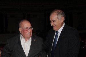 Martín Doblado entregando una placa a Juan López.