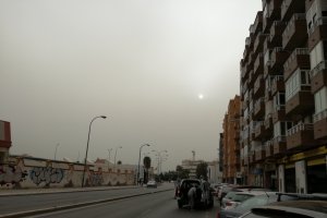 El polvo sahariano cubrió ayer el cielo de la capital