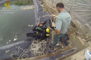 Actuación de los buzos de la Guardia Civil en una balsa de Níjar.