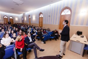 El alcalde, Ramón Fernández-Pacheco, en el salón de actos de la Compañía de María.
