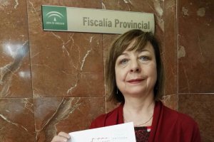 Mayte Pérez, presidenta de Amigos de la Alcazaba, presentando la denuncia