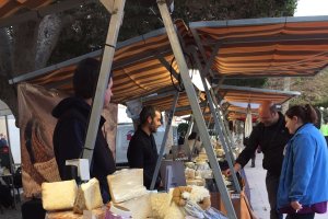 En la feria hay casi veinte stands de quesos artesanos.