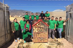 Alumnos de la Escuela Agraria de Vícar junto al entomohotel