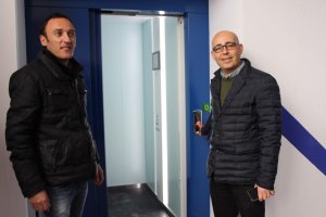 El alcalde y el coordinador de deportes subidos al ascensor.