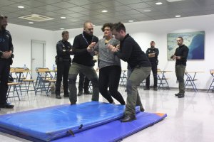 La concejal de Servicios Públicos de Vera prueba la eficacia del táser con los agentes.