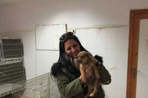 La edil con uno de los perros acogidos.