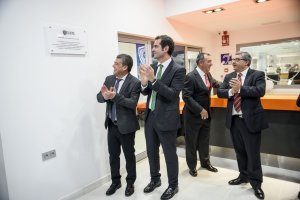 El rector de la UAL, Carmelo?Rodríguez, y el alcalde de Almería, Ramón Fernández-Pacheco descubrieron la placa conmemorativa de esta inauguración.